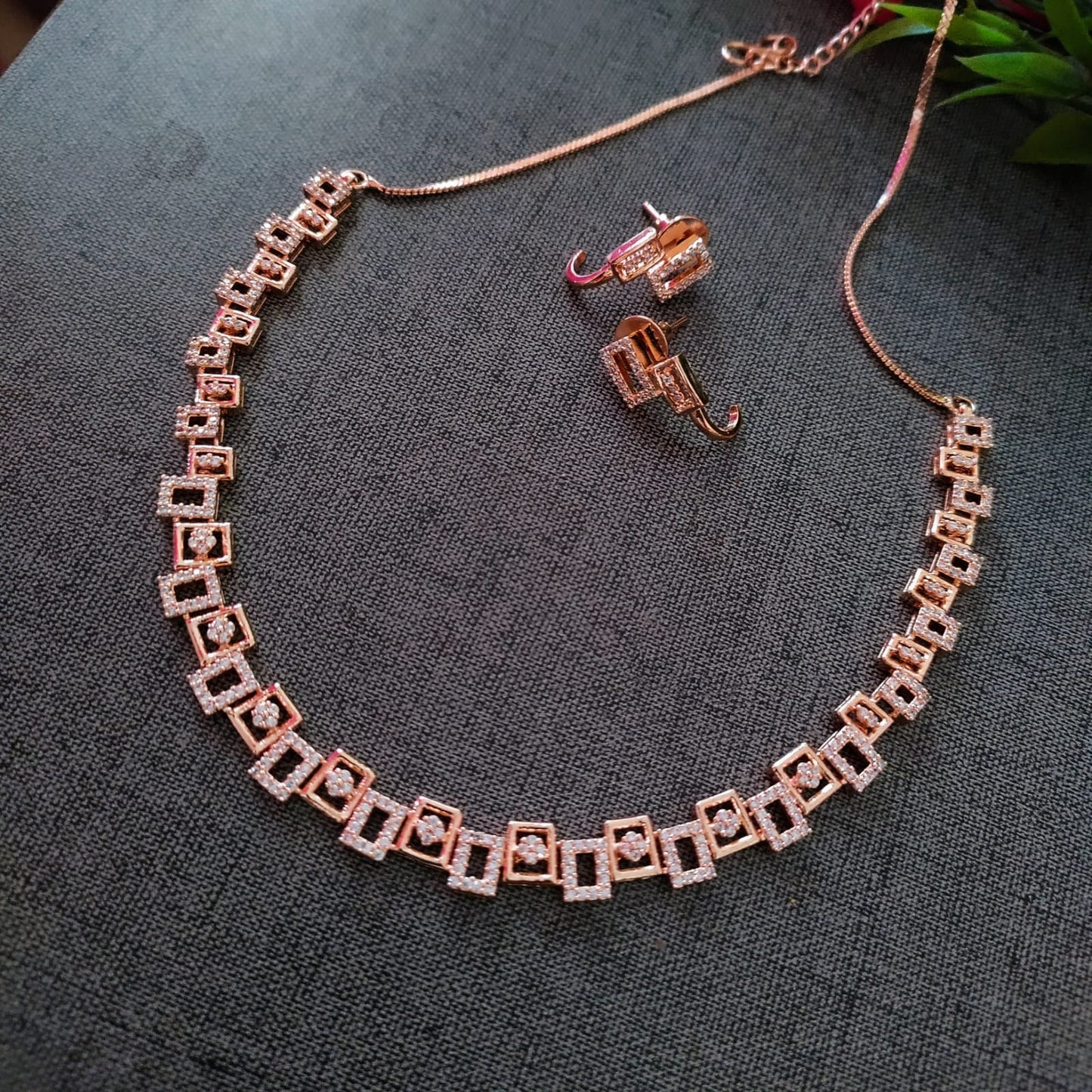 Rose gold simple ad stone necklace