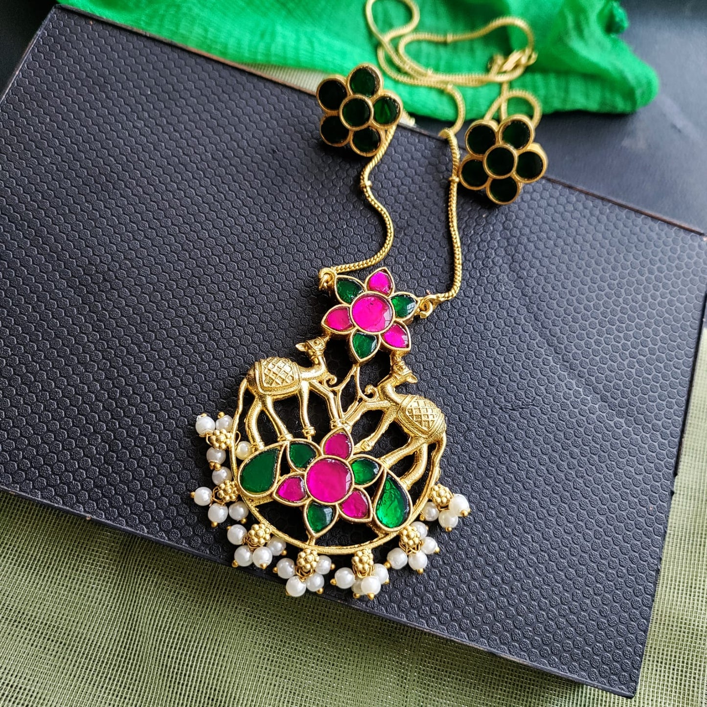 Jadau kundan pendant with chain