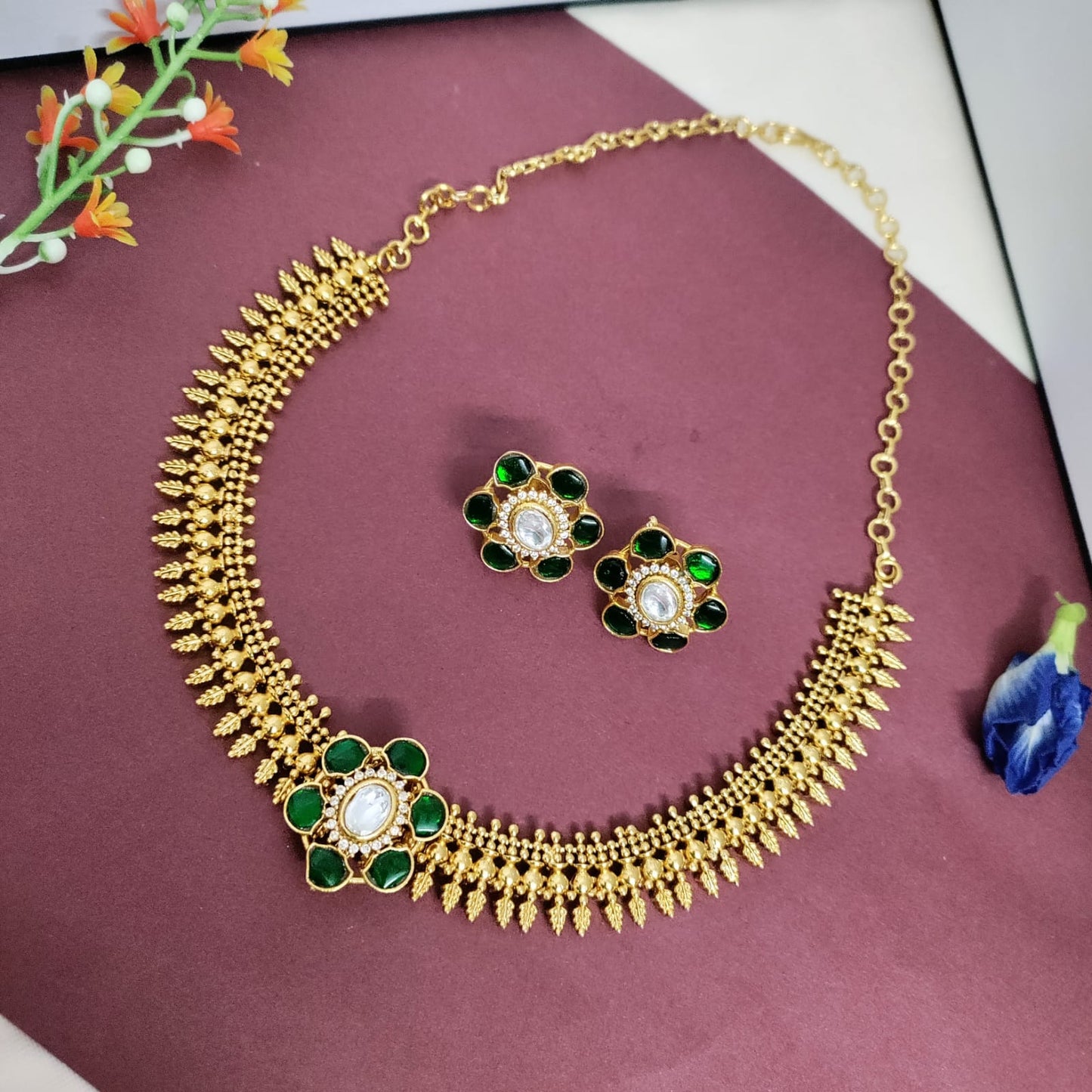 Golden necklace with jadau center pendant