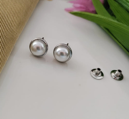 Pearl stud earring