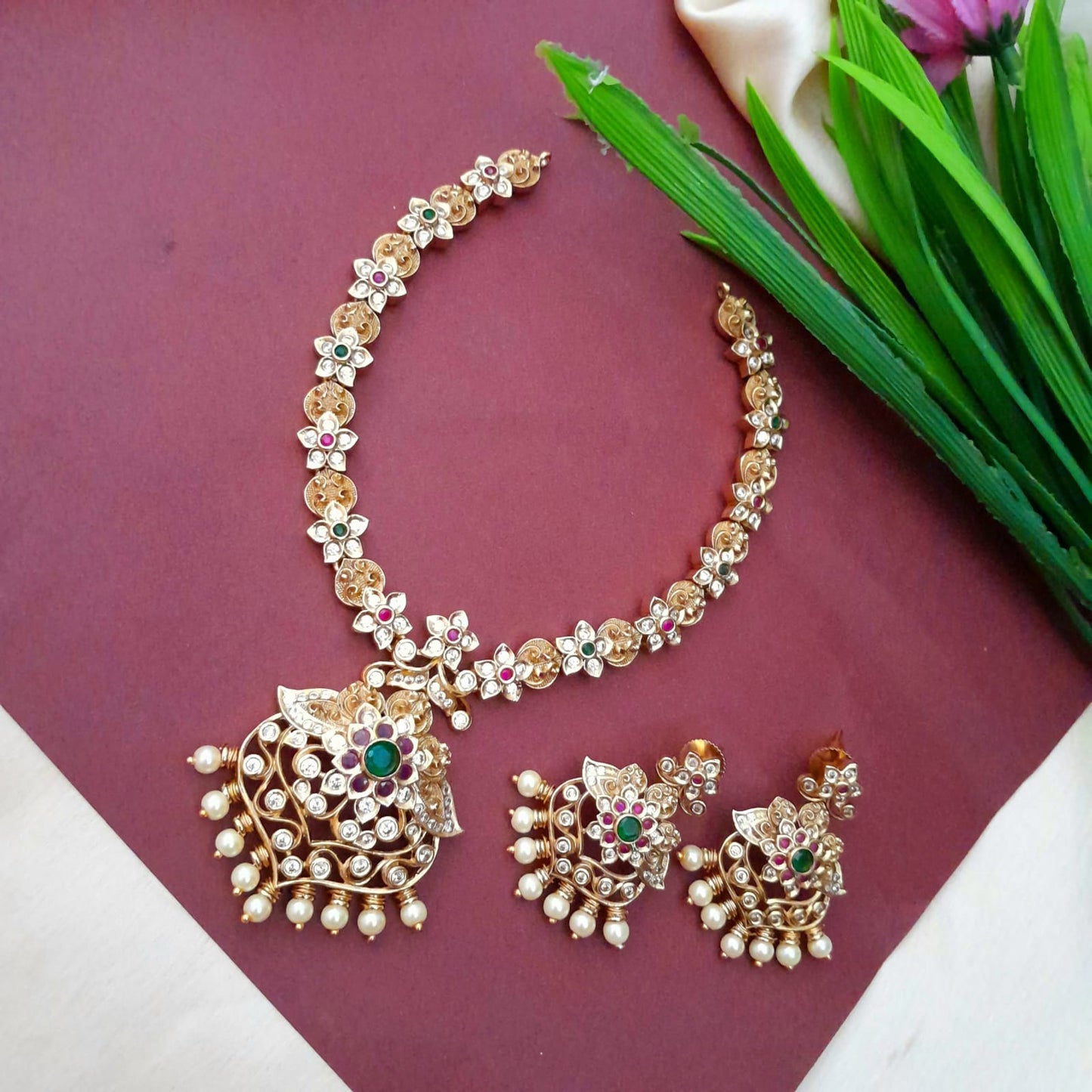 Flower stone golden necklace