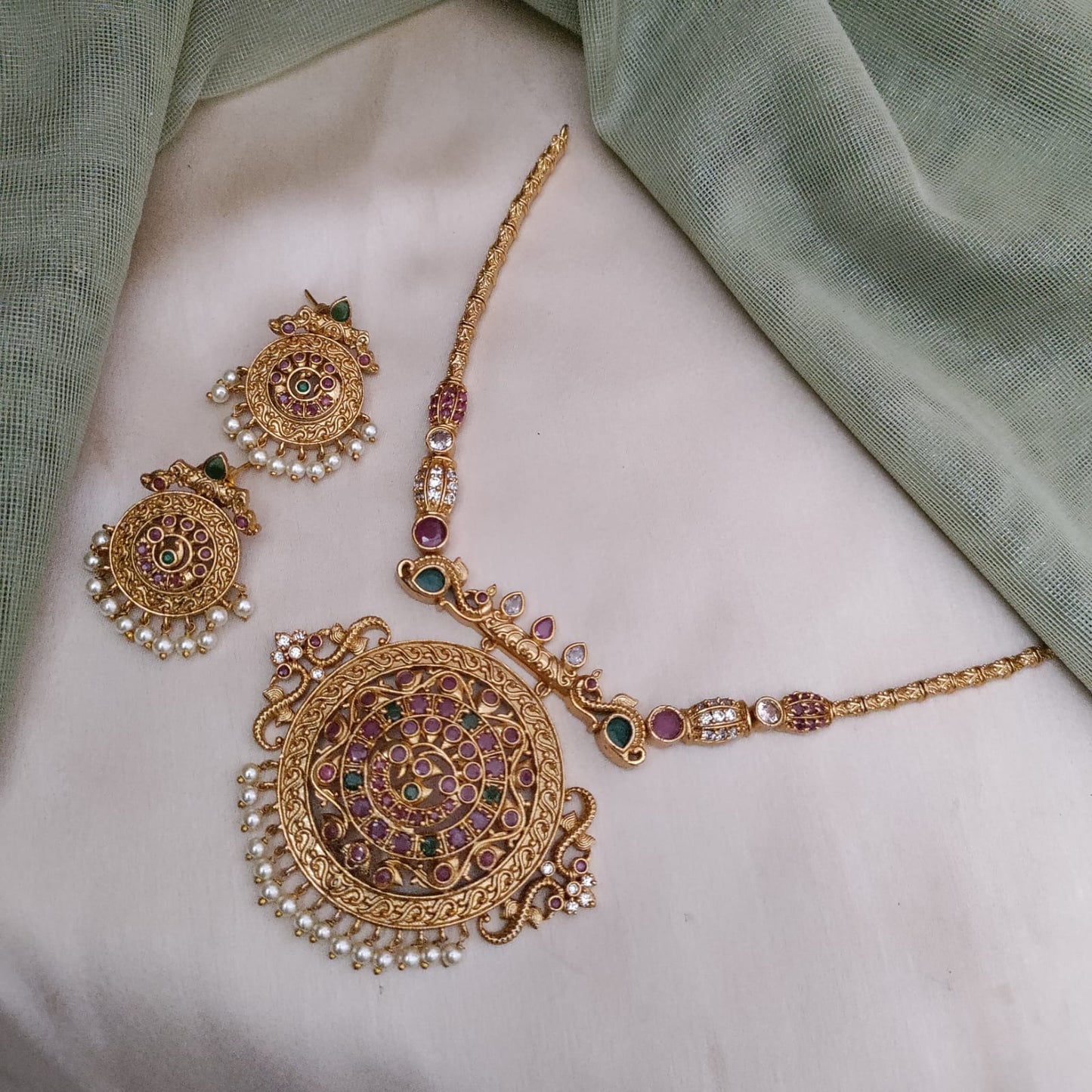 Round gorgeous pendant with hasuli set