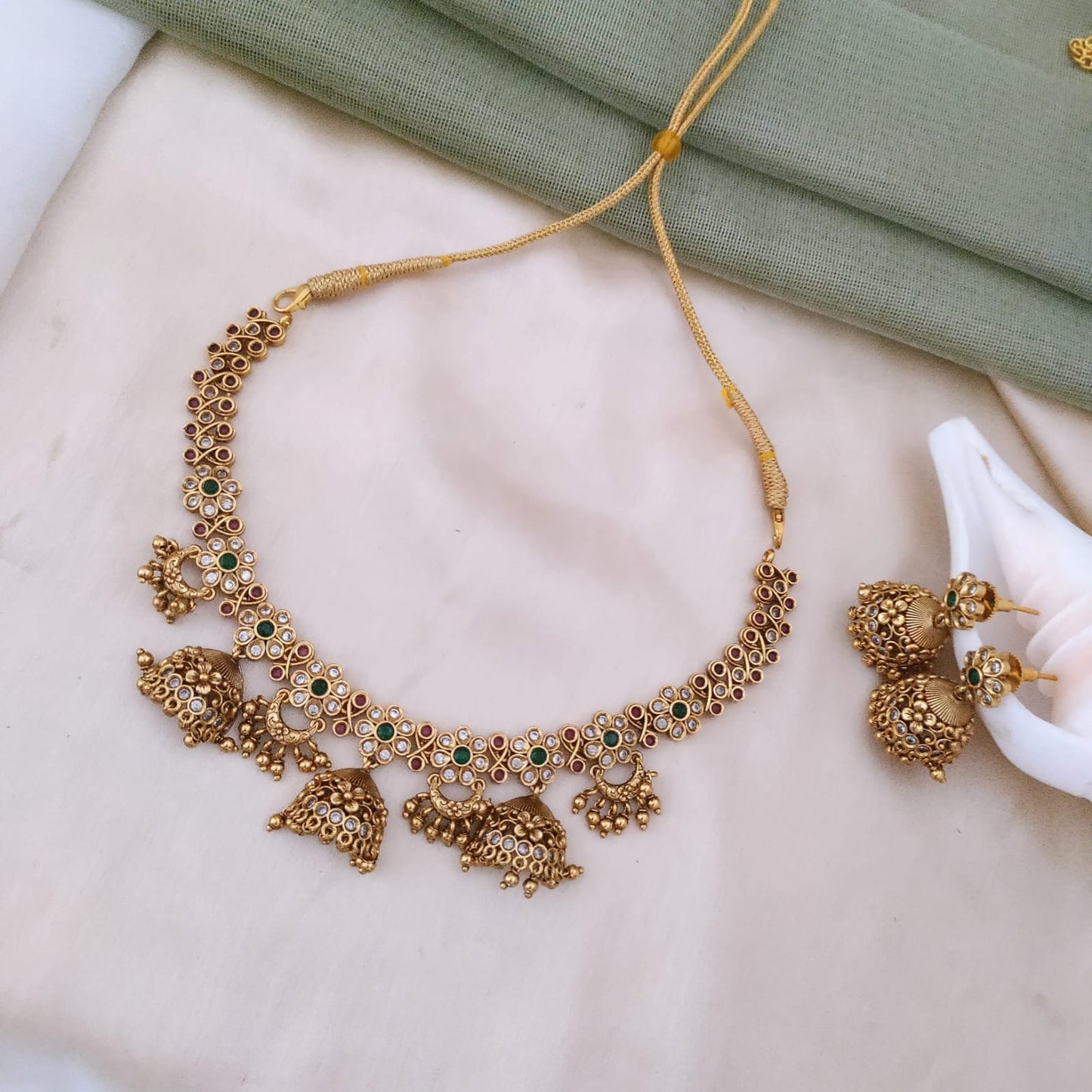 Golden necklace with tiny jumkhas