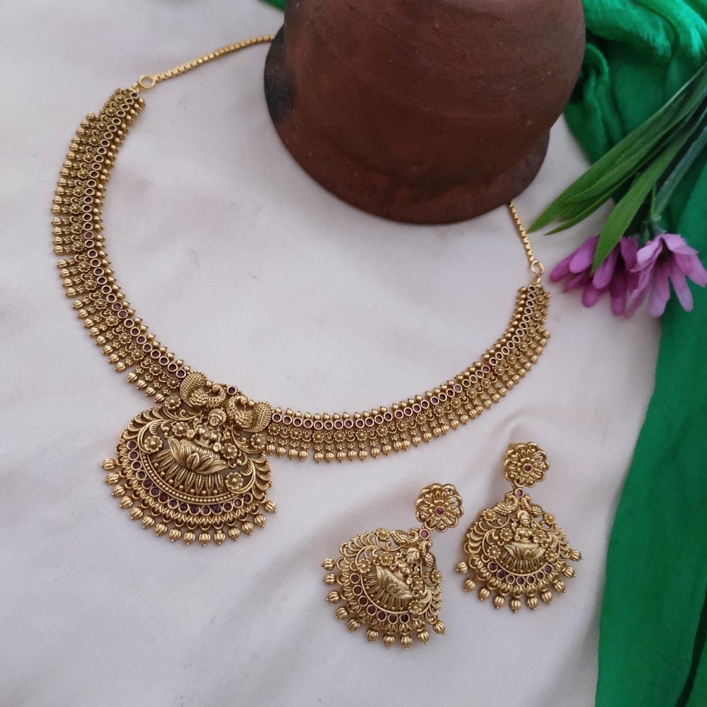 Golden necklace with laskhmi motif pendant