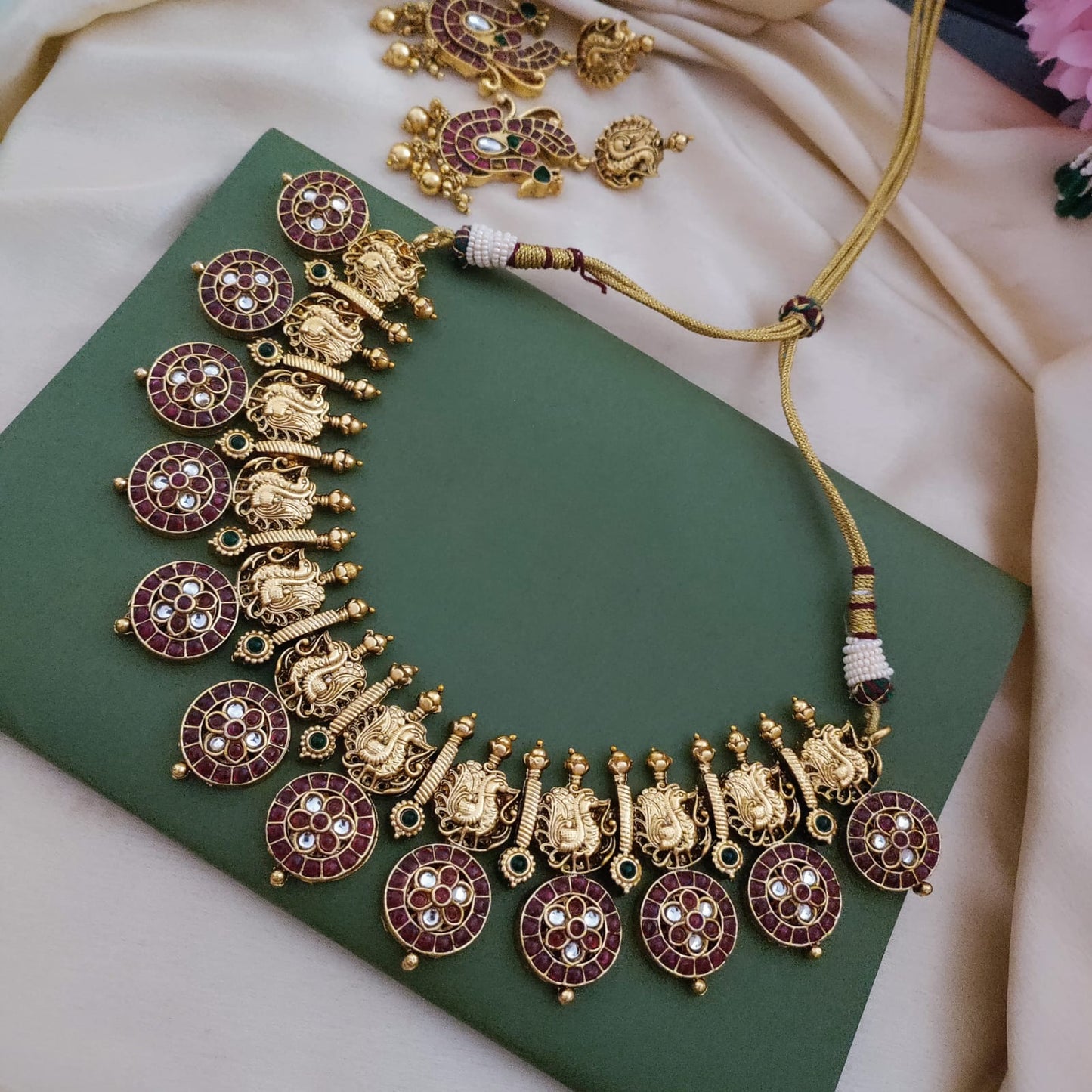 Gorgeous lakshmi motif with round kemp pattern bridal necklace set